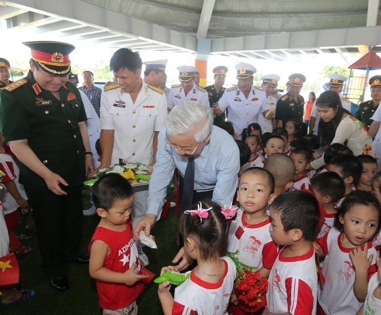 Tổng Bí thư Nguyễn Phú Trọng tặng quà cho trẻ em Trường Mầm non Trường Sa, tỉnh Khánh Hòa (5/5/2016). (Ảnh: Trí Dũng/TTXVN)