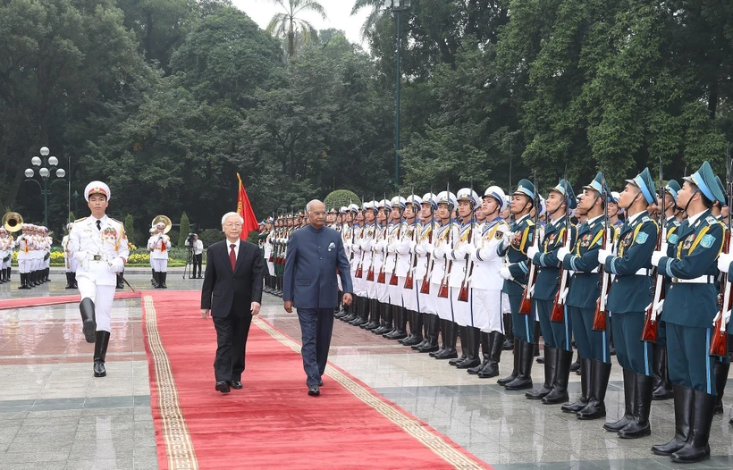 Tổng Bí thư, Chủ tịch nước Nguyễn Phú Trọng và Tổng thống Ấn Độ Ram Nath Kovind duyệt Đội danh dự Quân đội nhân dân Việt Nam ngày 20/11/2018. (Ảnh: Trí Dũng/TTXVN)