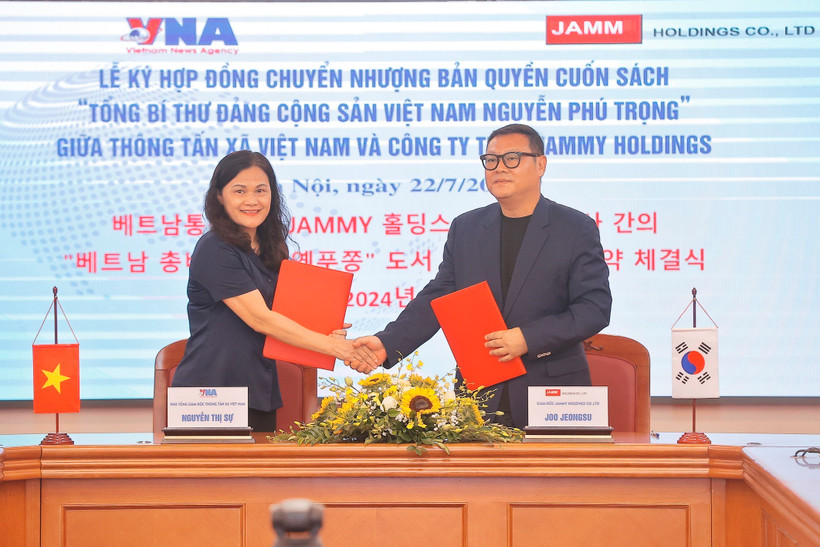 Phó Tổng Giám đốc Thông tấn xã Việt Nam Nguyễn Thị Sự và ông Joo Jeong-su, Giám đốc Công ty trách nhiệm hữu hạn Jammy Holdings ký kết chuyển nhượng bản quyền cuốn sách. (Ảnh: Minh Quyết/TTXVN)