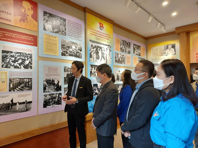Các đại biểu tham quan triển lãm. (Ảnh: Minh Thu/Vietnam+)