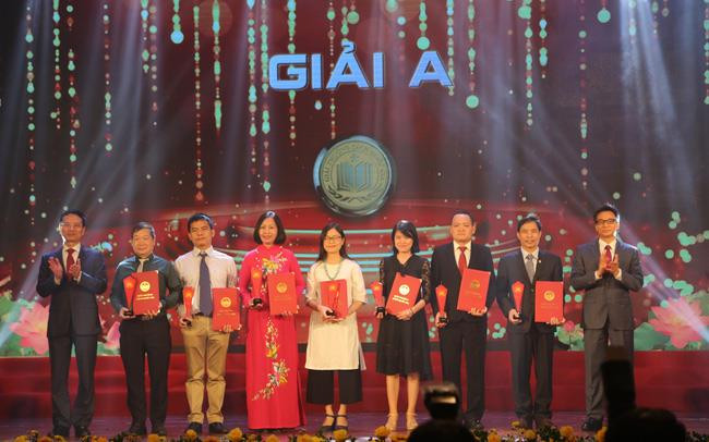 Phó thủ tướng Vũ Đức Đam và Bộ trưởng Bộ Thông tin-truyền thông Nguyễn Mạnh Hùng trao 3 giải A cho các tác giả. (Ảnh: BTC)