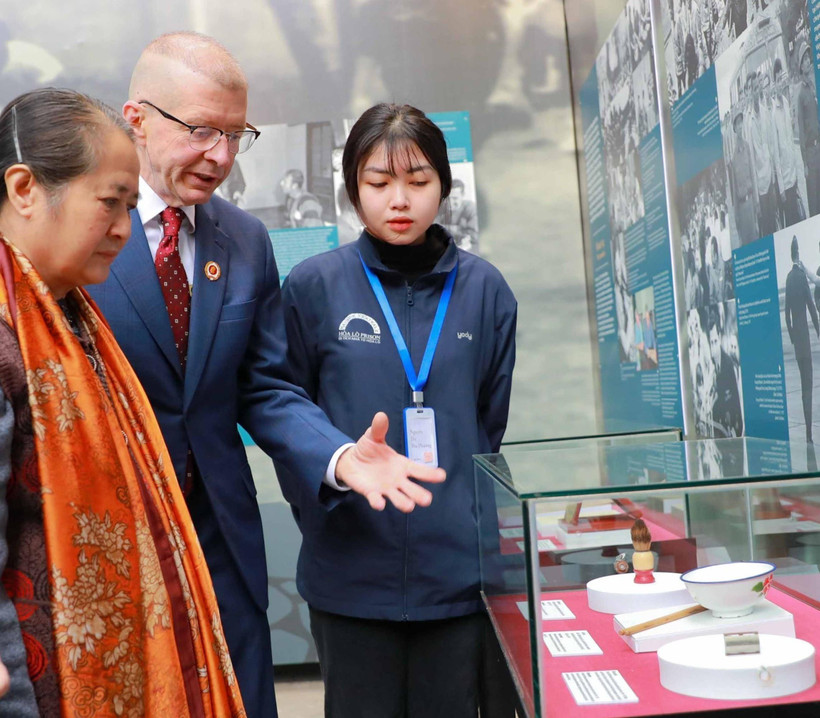 Ông Thomas Eugene Wilber (giữa), con trai của phi công Mỹ Walter Eugene Wilber tham quan triển lãm. (Ảnh: TTXVN)