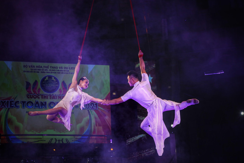 Dưới ánh đèn sân khấu, nghệ sỹ thăng hoa, quên hết cơ cực trong quá trình tập luyện. (Ảnh: TTXVN)