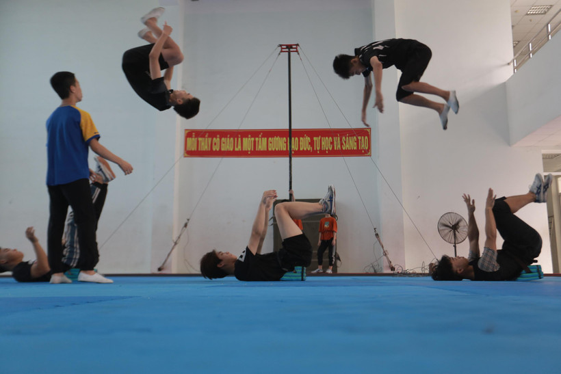 Học viên tập luyện tại Trường Trung cấp Nghệ thuật Xiếc và Tạp kỹ Việt Nam. (Ảnh: Hoàng Đạt/Vietnam+)