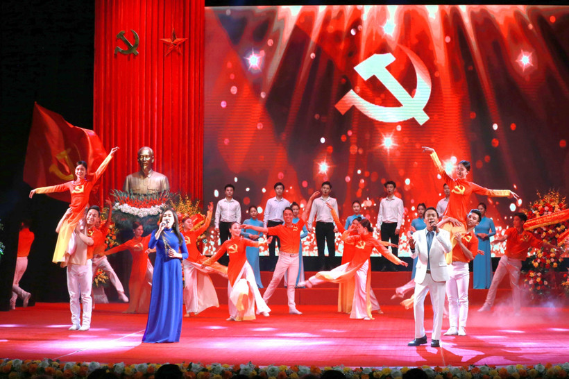 Chương trình nghệ thuật chào mừng lễ kỷ niệm. (Ảnh: Phương Hoa/TTXVN)