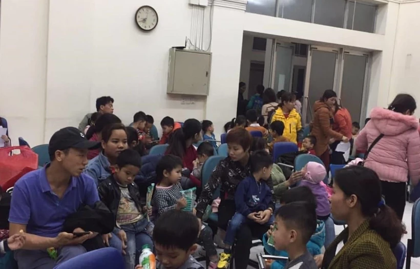 Bệnh viện Nhiệt đới Trung ương chật cứng phụ huynh đưa con đi xét nghiệm sán lợn. (Ảnh: Nguyễn Hương/Vietnam+)