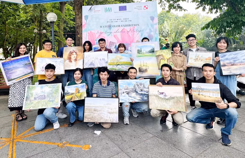 Người yêu nghệ thuật tham gia workshop vẽ tranh màu nước do Đại sứ quán Ba Lan tổ chức trong khuôn khổ sự kiện Ngôi làng Châu Âu 2023. (Ảnh: PV/Vietnam+)