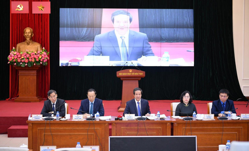 Bộ trưởng Nguyễn Kim Sơn cùng các thứ trưởng trong buổi gặp gỡ với 700.000 giáo viên. (Ảnh: PV/Vietnam+)