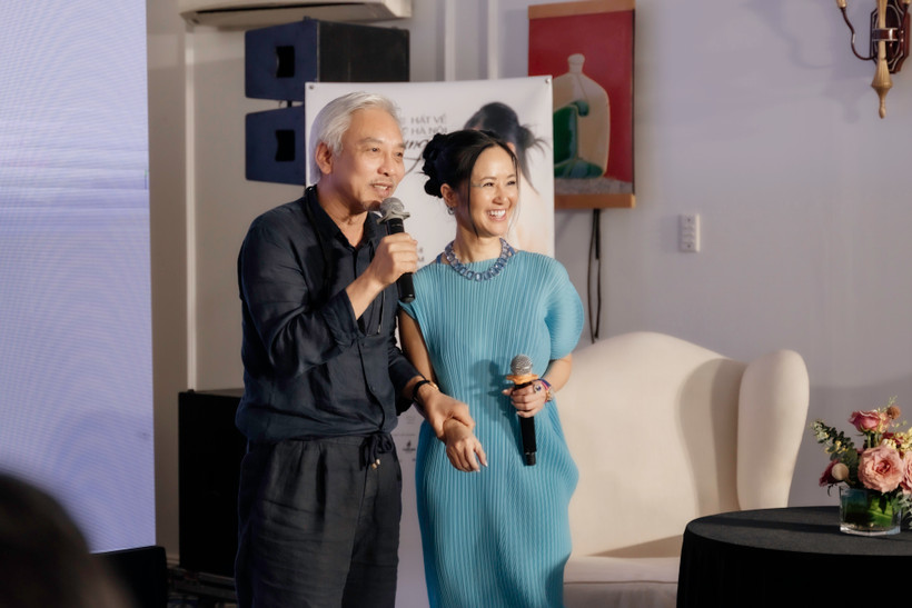 Nhiếp ảnh gia Dương Minh Long sẽ thực hiện album ảnh chân dung diva Hồng Nhung và sẽ tặng cho 200 khán giả đầu tiên của đêm nhạc "Hồng Nhung hát về Hà Nội." (Ảnh: PV/Vietnam+)