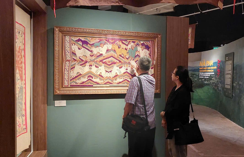 Trưng bày giới thiệu 190 tấm mặt chăn (nà pha). (Ảnh: Minh Thu/Vietnam+)