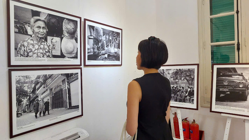 Khách tham quan có dịp nhìn lại những hình ảnh Hà Nội từ năm 1992. (Ảnh: Minh Thu/Vietnam+)