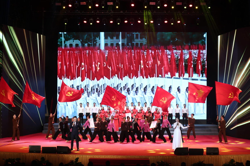 Chương trình nghệ thuật tại Hội nghị Tuyên dương Gương Điển hình tiên tiến trong lĩnh vực Văn hóa Toàn quốc năm 2023. (Ảnh: Nam Nguyễn/Vietnam+)