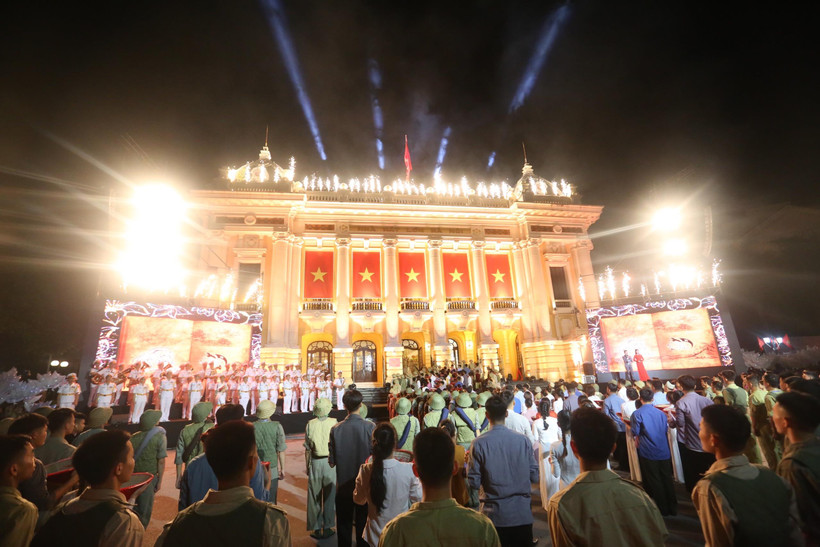 Chương trình tái hiện không khí Cách mạng tháng Tám năm 1945 thành công, biển người cùng tập trung trước Nhà hát Lớn Hà Nội nghe "Tiến quân ca." (Ảnh: PV/Vietnam+)