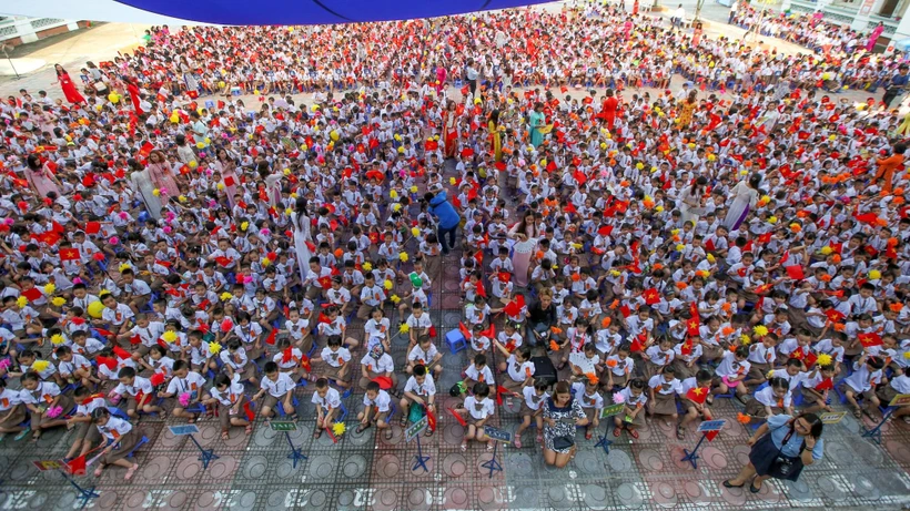 Học sinh Trường Tiểu học Chu Văn An, quận Hoàng Mai, Hà Nội, trong ngày khai trường. (Ảnh: Minh Sơn/Vietnam+)