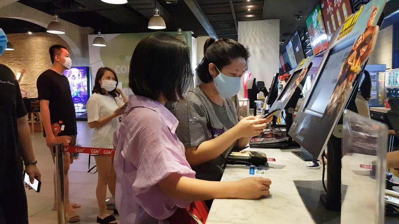 Nhận thức tốt về dịch bệnh, khán giả và rạp chiếu đều chủ động chống ''làn sóng'' COVID-19 mới. (Ảnh: Minh Anh/Vietnam+)