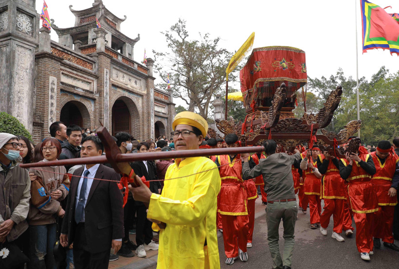 Nỏ thần Kim Quy được rước trong Lễ hội Cổ Loa Xuân Quý Mão năm 2023. (Ảnh: Vũ Sinh/TTXVN)