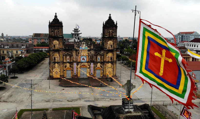 Ban Xây dựng nhà thờ quyết định tạm hoãn việc hạ giải công trình này. (Ảnh minh họa: Thành Đạt/TTXVN)