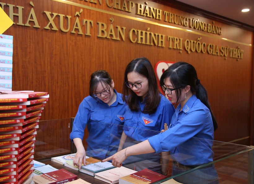 Tủ sách Thanh niên học và làm theo lời Bác gồm hơn 100 tựa sách gồm các tác phẩm của Chủ tịch Hồ Chí Minh cùng nhiều sách ở các mảng đề tài khác. (Ảnh: Đức Hiệp/Vietnam+)