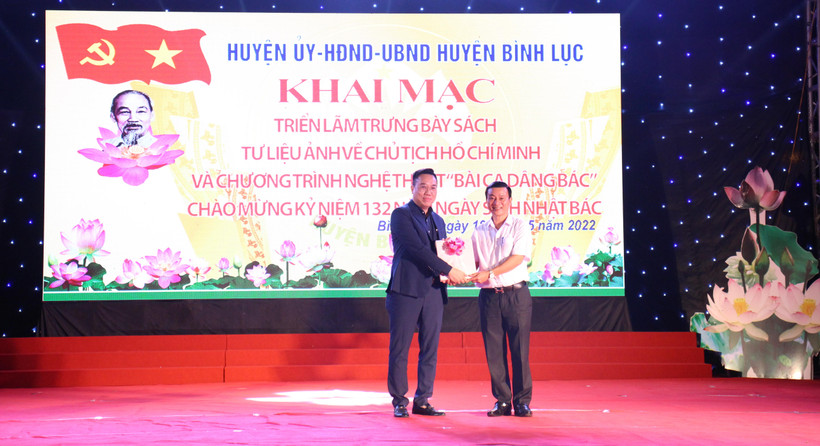 Ông Nguyễn Nguyên, Cục trưởng Cục Xuất bản, In và Phát hành trao tặng sách cho đại diện huyện Bình Lục. (Ảnh: PV/Vietnam+)