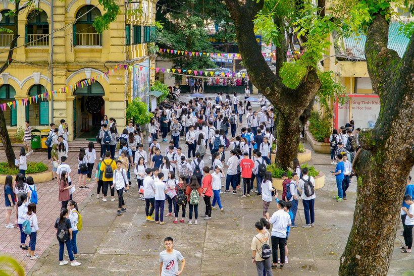 Thí sinh dự thi vào lớp 10 tại điểm thi Trường Trung học phổ thông Việt Đức, Hà Nội. (Ảnh: Minh Sơn/Vietnam+)