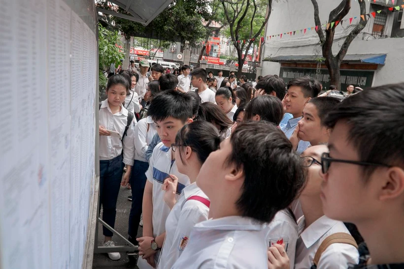 Thí sinh Hà Nội xem số báo danh trong Kỳ thi Tuyển sinh vào lớp 10 năm 2019. (Ảnh: Minh Sơn/Vietnam+)