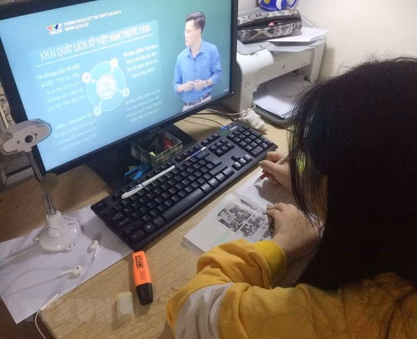 Học sinh học trực tuyến để phòng dịch COVID-19. (Ảnh: TTXVN)