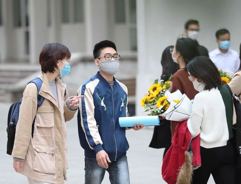 Học sinh vẫn phải đảm bảo phòng, chống dịch khi quay lại trường học. (Ảnh: TTXVN)