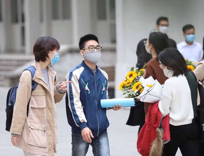 Học sinh vẫn phải đảm bảo phòng, chống dịch khi quay lại trường học. (Ảnh: TTXVN)