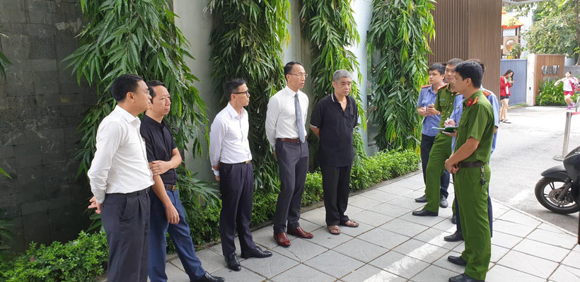 Tài xế Doãn Quý Phiến (thứ 5 từ trái sang) cùng cơ quan chức năng tiến hành thực nghiệm hiện lần thứ hai trường tại trường Gateway vào sáng 13/9. (Ảnh: Sơn Bách/Vietnam+)