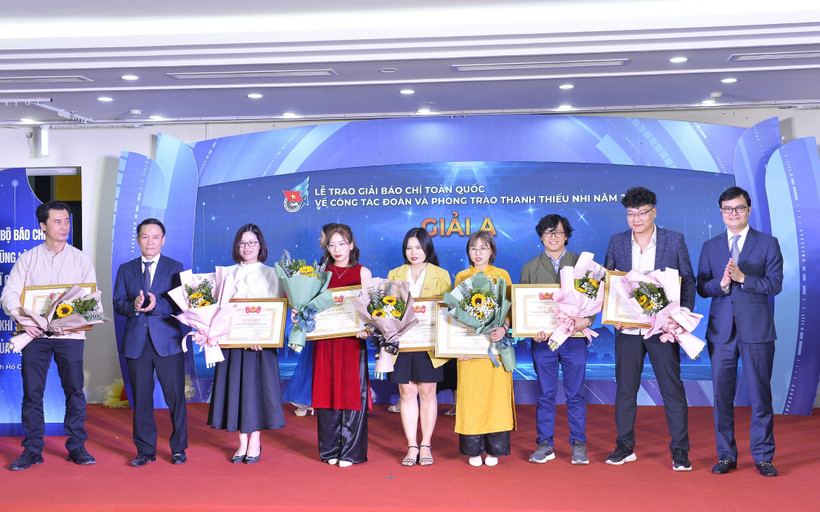 Ban tổ chức trao giải cho nhóm tác giả đoạt giải A. (Ảnh: Minh Đức/TTXVN)