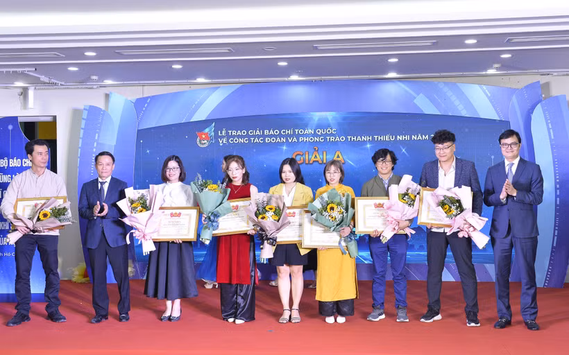 Ban tổ chức trao giải cho nhóm tác giả đoạt giải A. (Ảnh: Minh Đức/TTXVN)