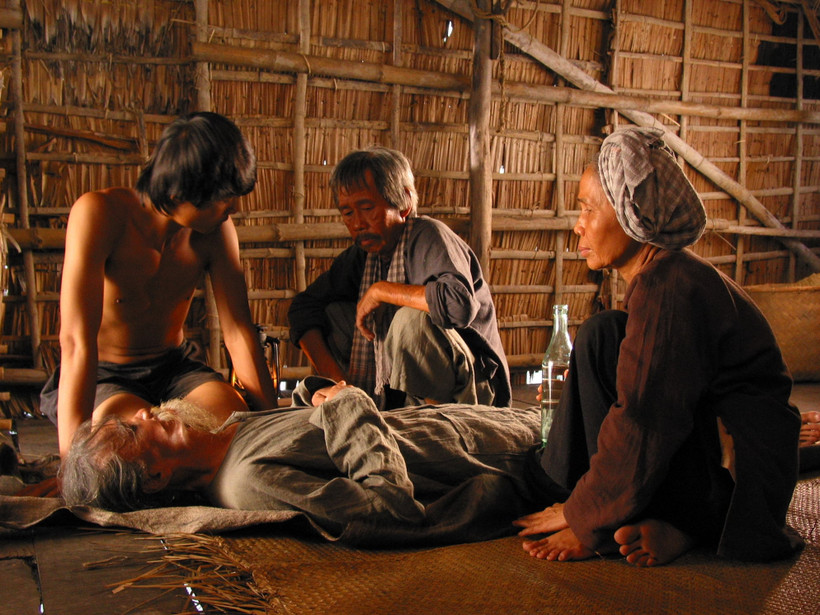 Nghệ sỹ Ánh Hoa (phải) trong Mùa len trâu. 