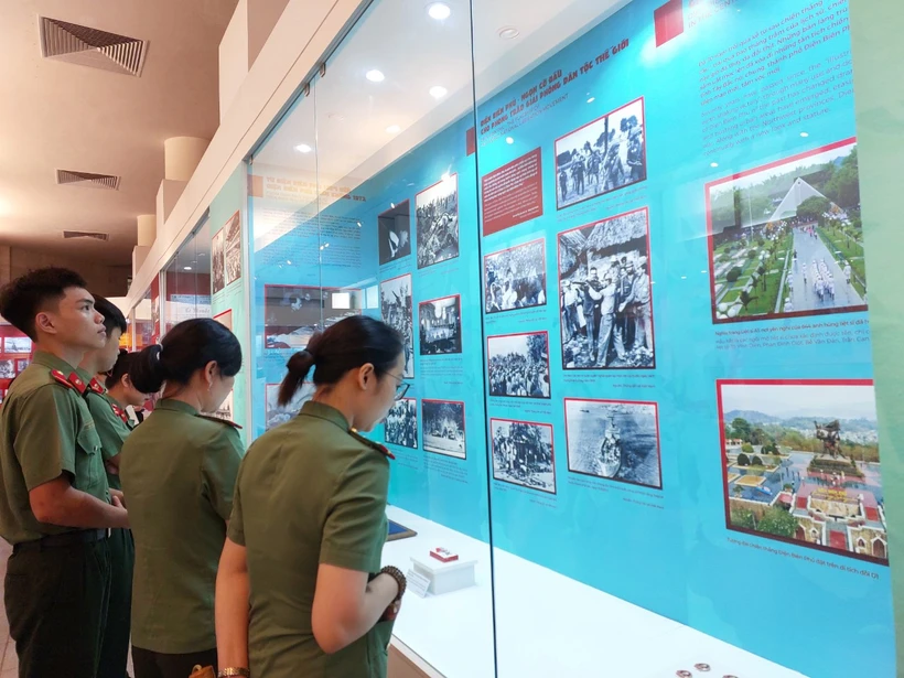 Triển lãm có ý nghĩa giáo dục lịch sử cho công chúng, lực lượng vũ trang, học sinh, sinh viên. (Ảnh: Minh Thu/Vietnam+)