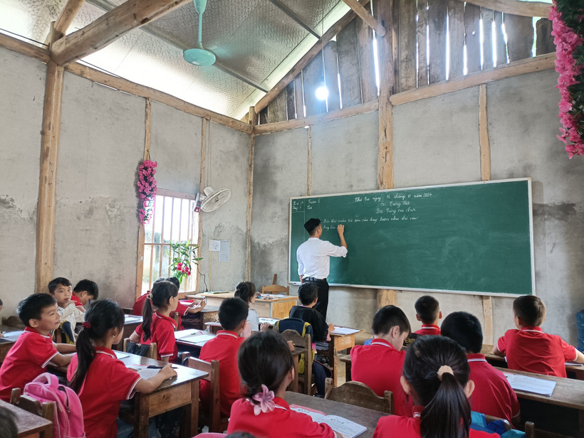 Phòng học tạm chờ kiên cố hóa của thầy và trò Trường Tiểu học Nghĩa Tâm, xã Nghĩa Tâm, huyện Văn Chấn, tỉnh Yên Bái. (Ảnh: Phạm Mai/Vietnam+)