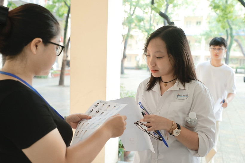 Thí sinh dự thi môn Ngữ văn. (Ảnh: PV/Vietnam+)