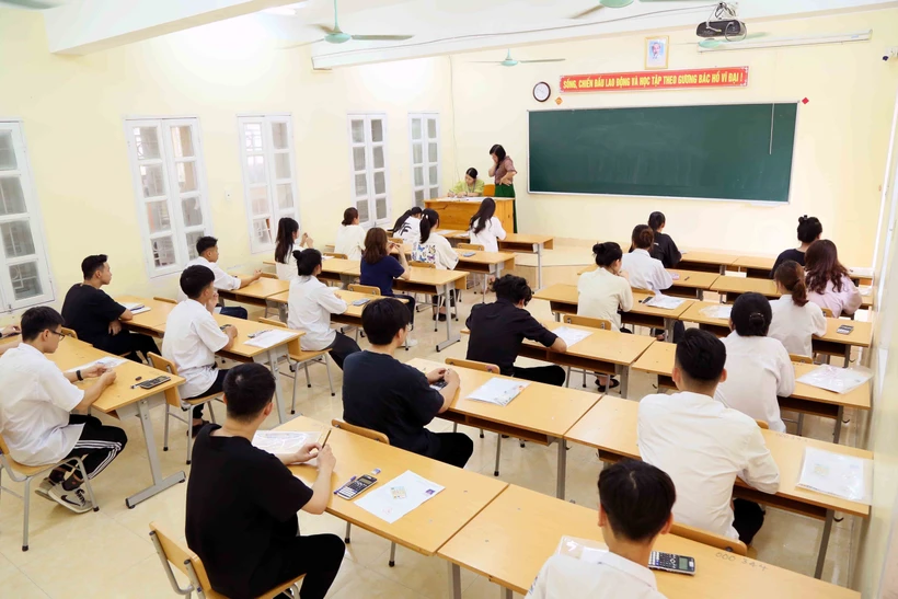 Thí sinh dự thi môn Toán. (Ảnh: TTXVN)