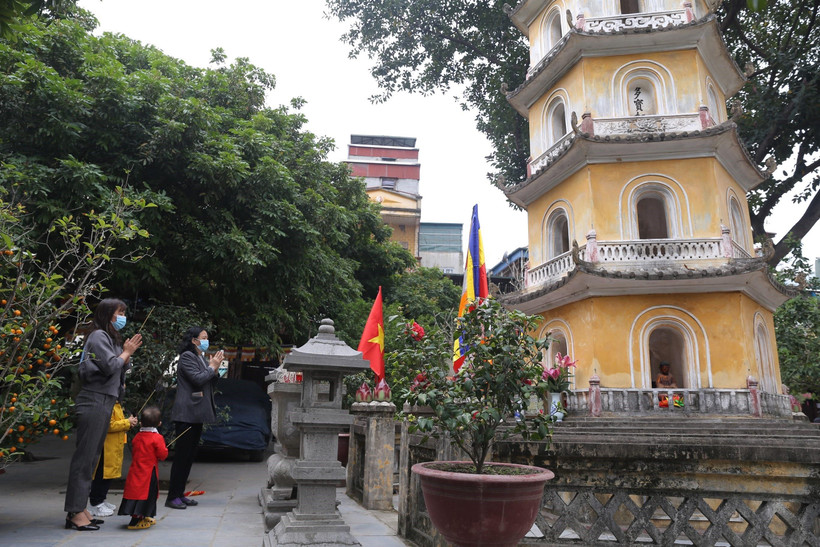 Người dân đi lễ Phật đầu năm ở chùa Liên Phái, quận Hai Bà Trưng. (Ảnh: Hoàng Hiếu/TTXVN)