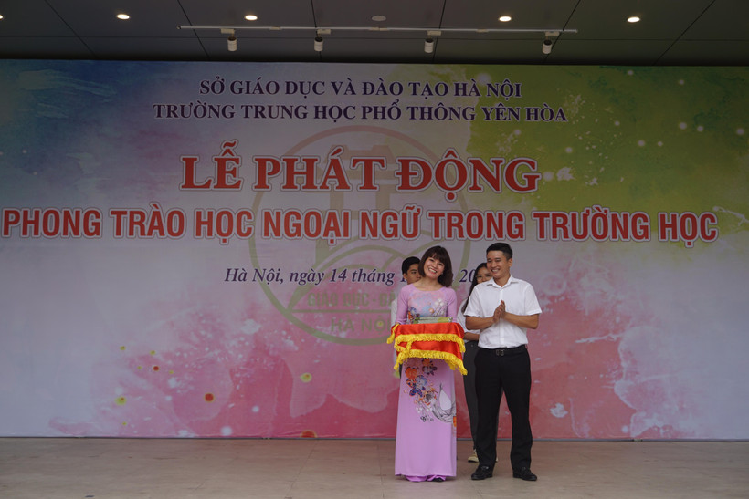 Ông Trần Trọng Hưng, Phó trưởng Ban Đề án Ngoại ngữ quốc gia 2020 tặng sách ngoại ngữ cho Trường Trung học phổ thông Yên Hòa. (Ảnh: PV/Vietnam+)