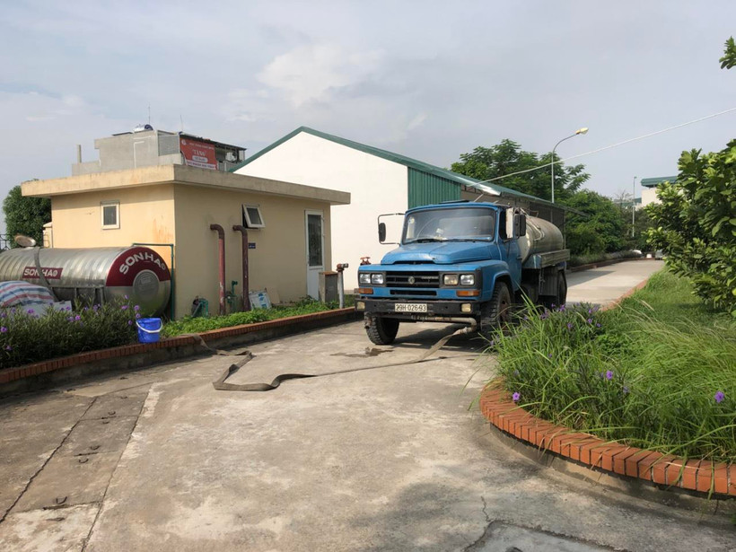 Trường Tiểu học Chu Văn An (quận Hoàng Mai, Hà Nội) chủ động mua nước sạch về phục vụ bếp ăn bán trú cho học sinh ngày 13/10. (Ảnh: Phụ huynh cung cấp)