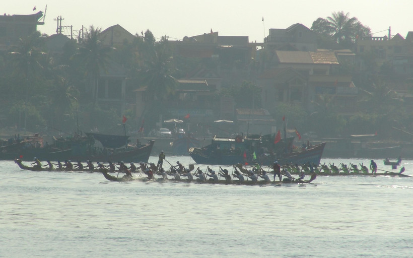 Lễ hội đua thuyền truyền thống trên sông Nhật Lệ. (Ảnh: Đức Thọ/TTXVN)