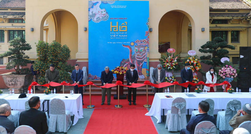 Đại biểu cắt băng khai mạc trưng bày. (Ảnh: Thanh Tùng/ TTXVN)