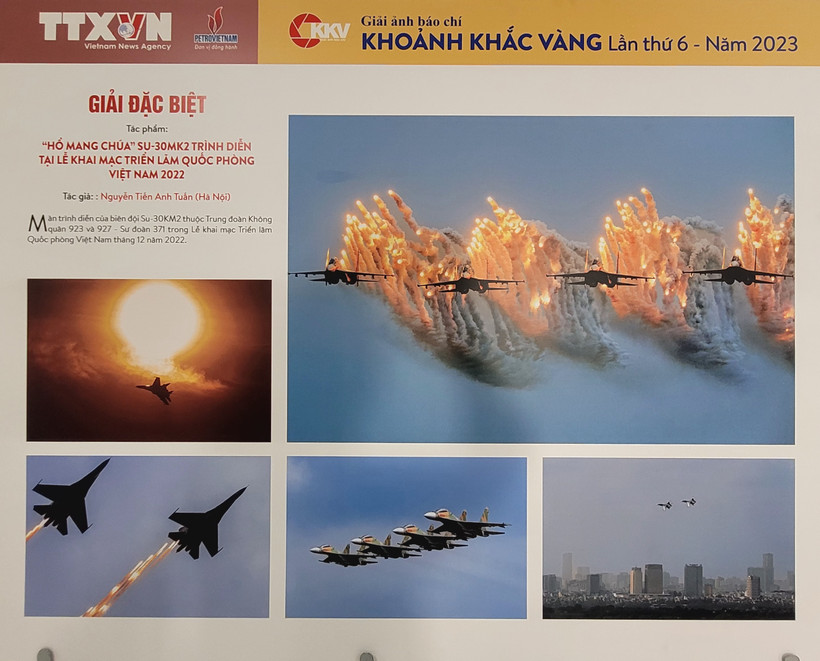 Giải Đặc biệt Cuộc thi ảnh báo chí Khoảnh Khắc Vàng năm nay thuộc về bộ ảnh chụp màn trình diễn Su-30MK2 trên bầu trời Hà Nội