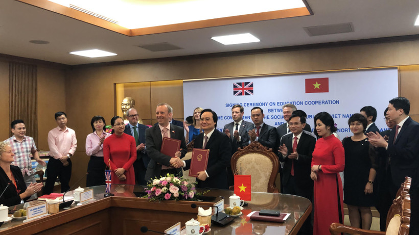 Bộ trưởng Phùng Xuân Nhạ và ông ông Ed Vaizey ký kết hợp tác. (Ảnh: Đại sứ quán Anh)