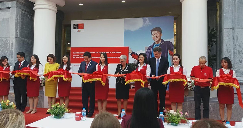 Thống đốc bang Victoria (Australia), bà Linda Dessau, đã tham dự và cùng cắt băng khánh thành khu học xá đầu tiên của Swinburne (Việt Nam). (Ảnh: PM/Vietnam+)