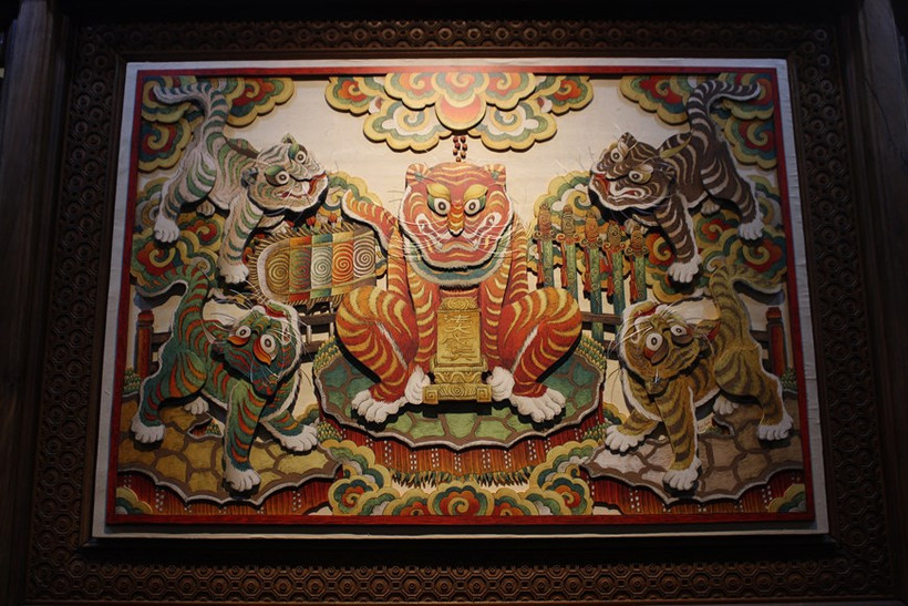 Bức Ngũ hổ từ chất liệu in phun, cắt CNC, giấy dó bồi trên gỗ của họa sỹ trẻ Xuân Lam tại đình Nam Hương (quận Hoàn Kiếm-Hà Nội), lấy cảm hứng từ chính tác phẩm gốc cùng tên của dòng tranh Hàng Trống. (Ảnh: Minh Anh/Vietnam+)