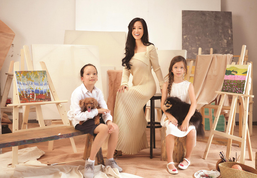 Ca sỹ Hồng Nhung muốn hai con luôn gần gũi thiên nhiên để nuôi dưỡng tâm hồn. (Ảnh: NVCC)