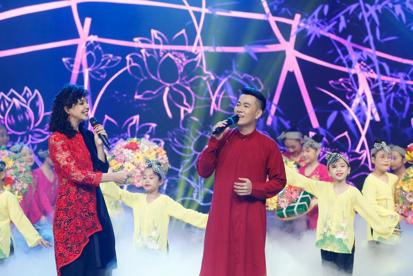 Alushka Linh song ca cùng ca sỹ Hồ Trung Dũng bài hát về Tết miền Tây. (Ảnh: VTV)