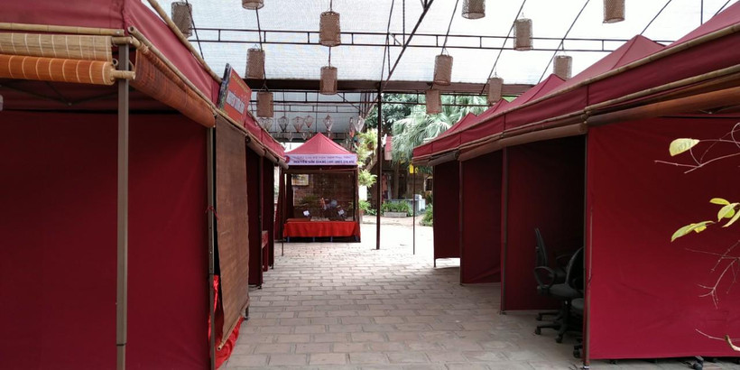 Các lều cho chữ thư pháp tại khu vực Hội chữ Xuân đóng cửa. (Ảnh: Minh Thu/Vietnam+)