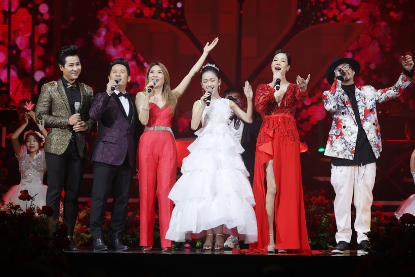 (Từ trái sang) MC Nguyên Khang, các ca sỹ Bằng Kiều, Mỹ Tâm, giọng hát Việt nhí Kiều Minh Tâm, Thu Phương và Hà Lê biểu diễn bài hát "We are the family." (Ảnh: Hòa Nguyễn/Vietnam+) 