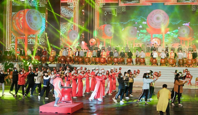 Các nghệ sỹ tổng duyệt màn trống hội hoành tráng tại chương trình nghệ thuật chào mừng thành công của Đại hội Đảng. (Ảnh: VOV)